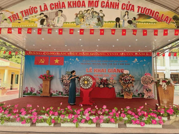 hình ảnh trang trí trống khai giảng đơn giản đẹp