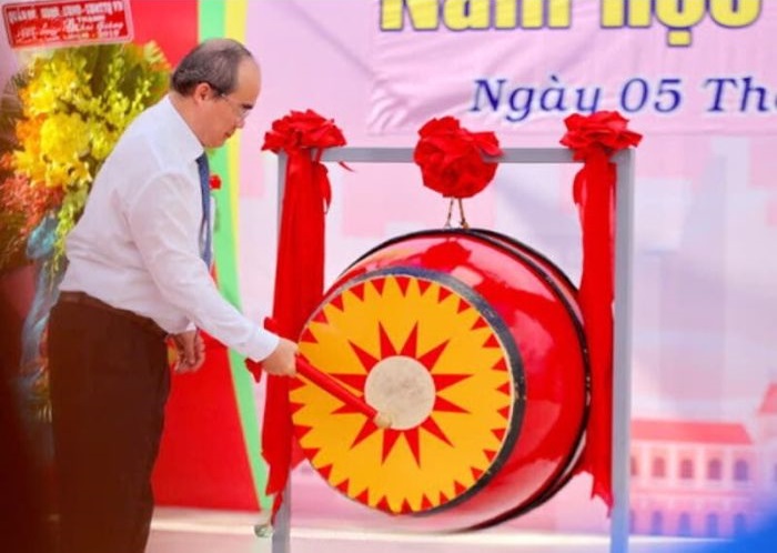 hình ảnh trang trí trống khai giảng đơn giản