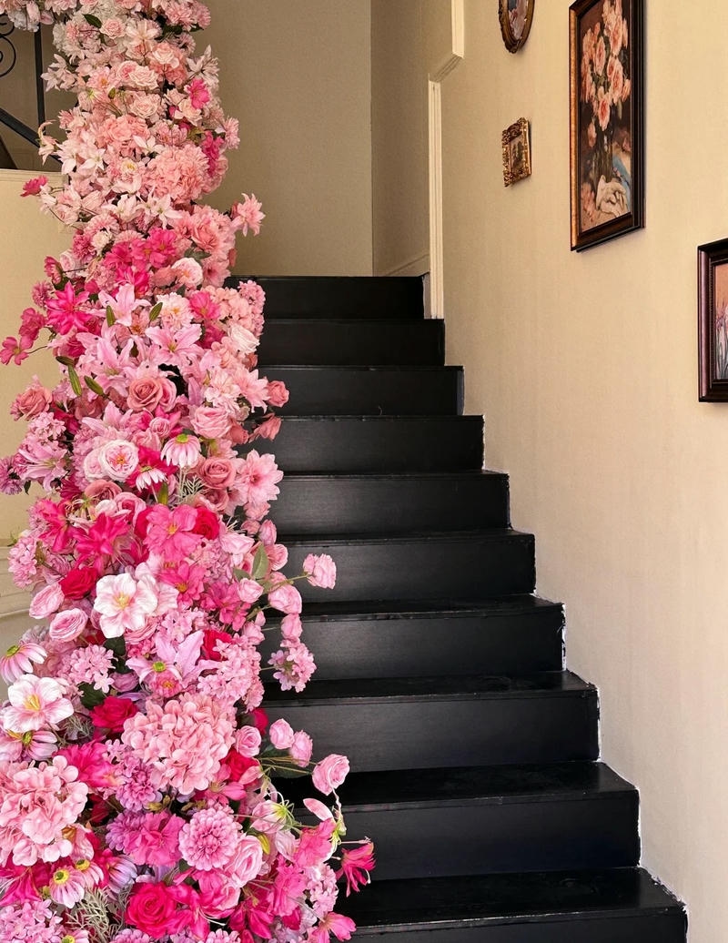 trang trí cầu thang hoa hồng