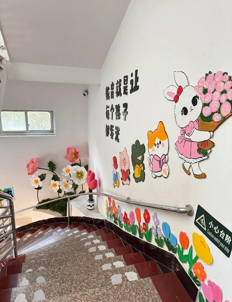 trang trí cầu thang mầm non