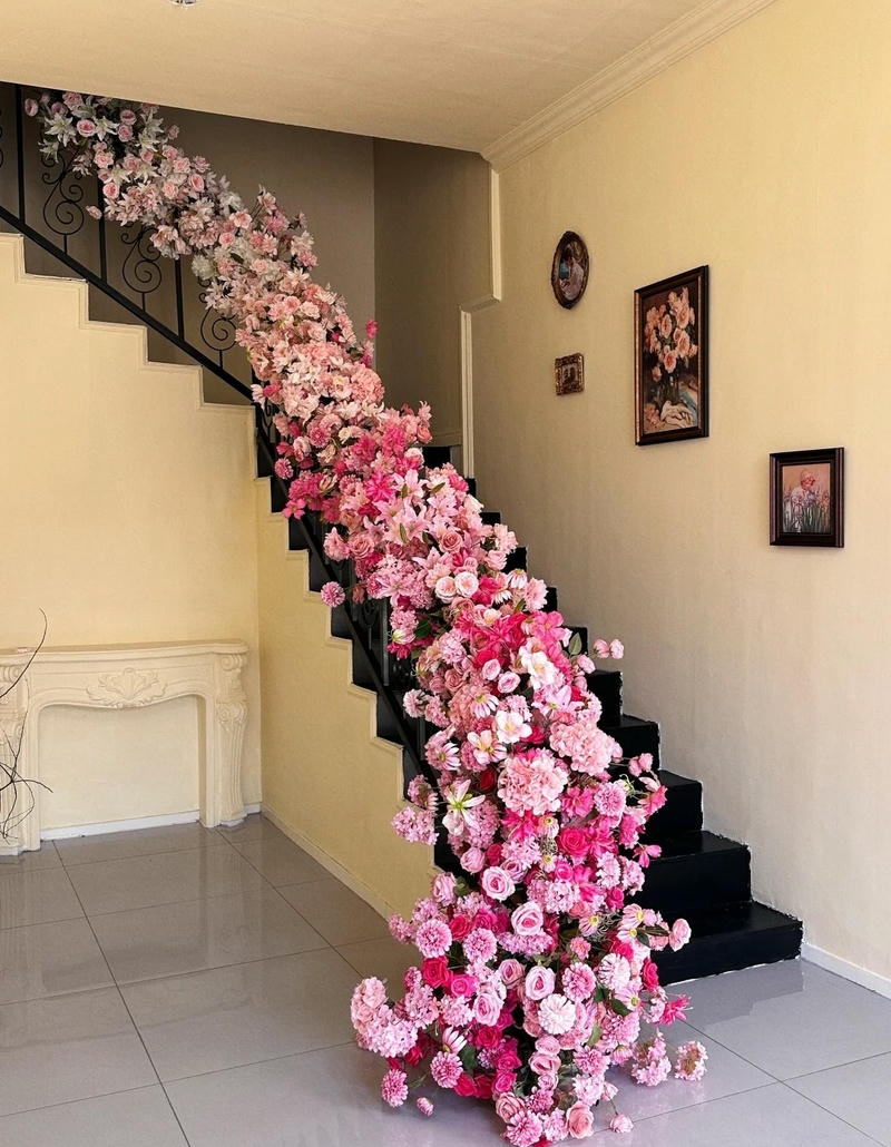 trang trí cầu thang nhiều hoa