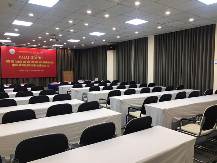 trang trí hội trường giản đơn