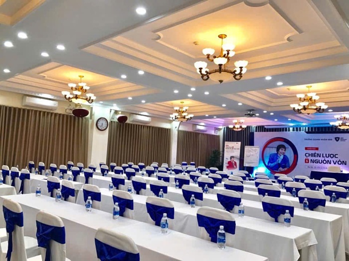 trang trí hội trường siêu đẹp