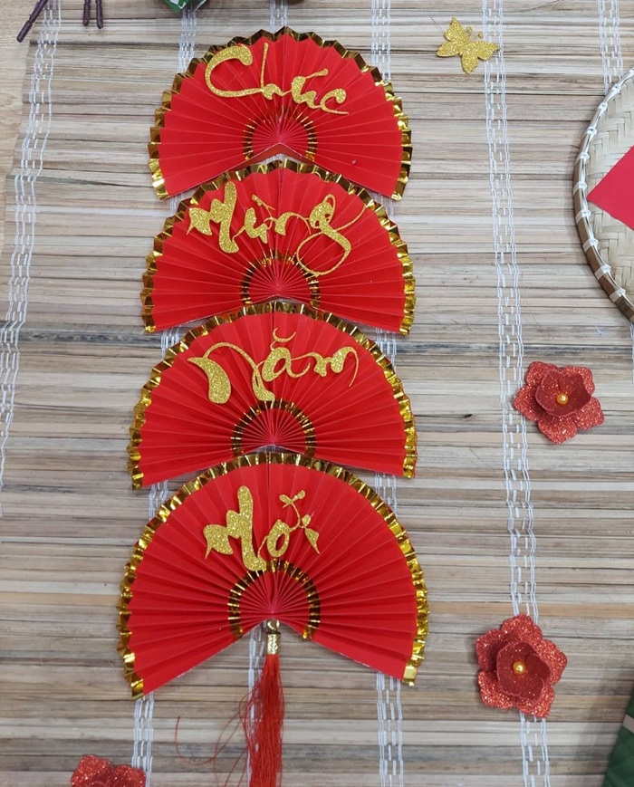 trang trí mành tết bằng quạt