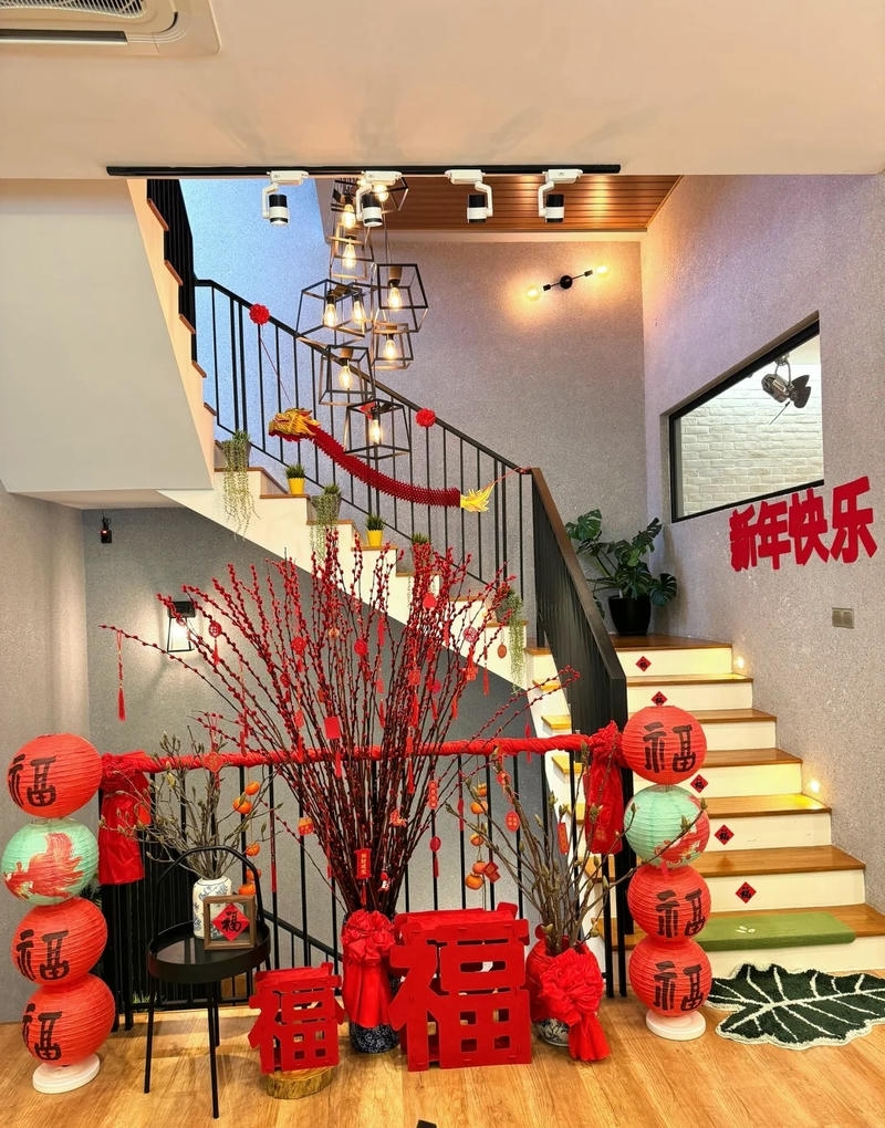 trang trí nhà ngày tết trên cầu thang