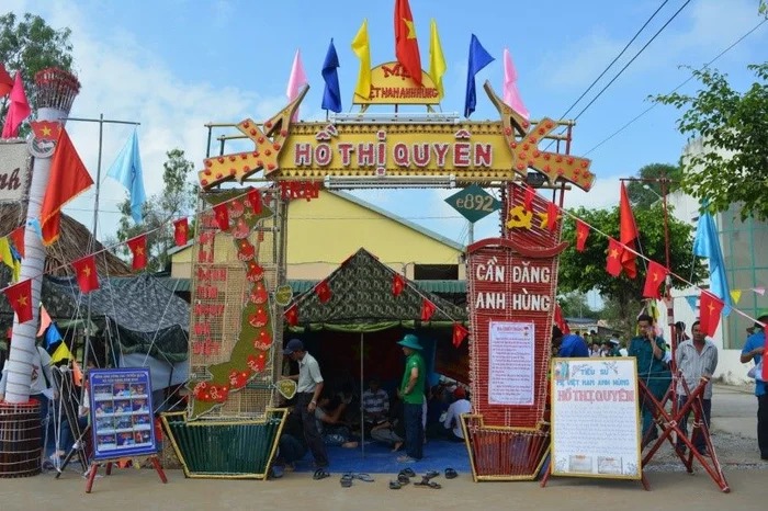 cách trang trí cổng trại xuân