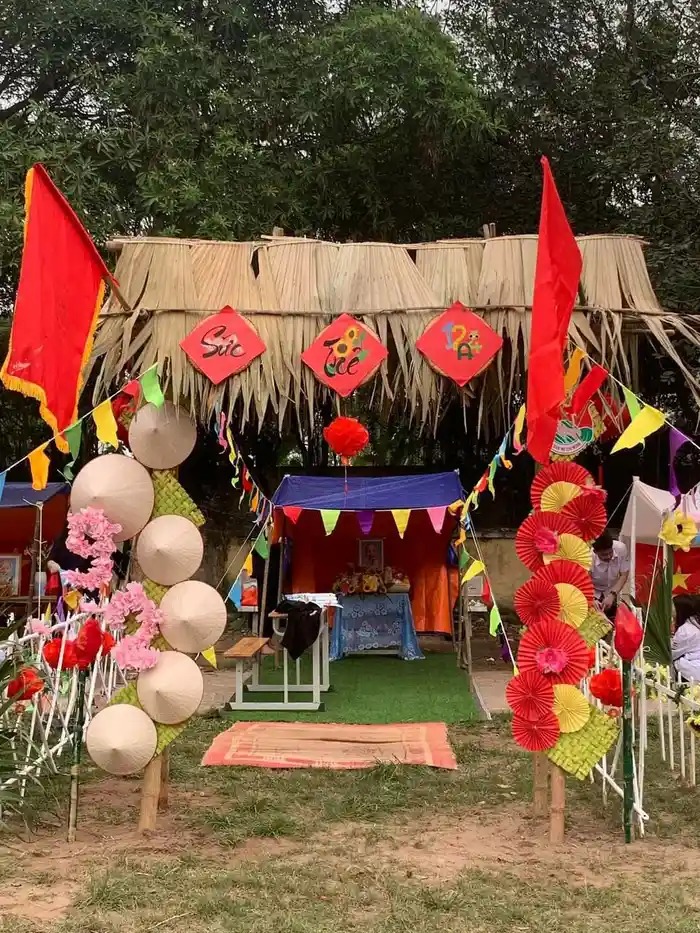trang trí cổng trại bằng lá cọ