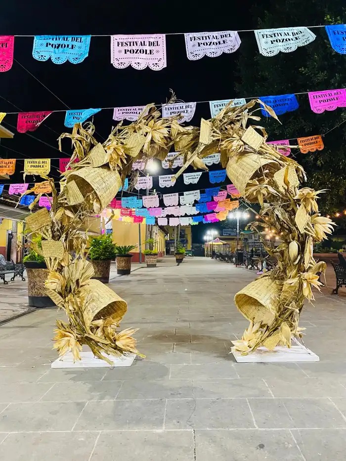 trang trí cổng trại bằng lá dừa