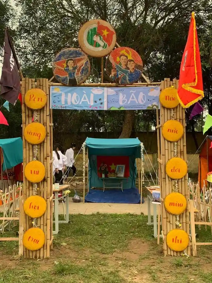 trang trí cổng trại bằng tre
