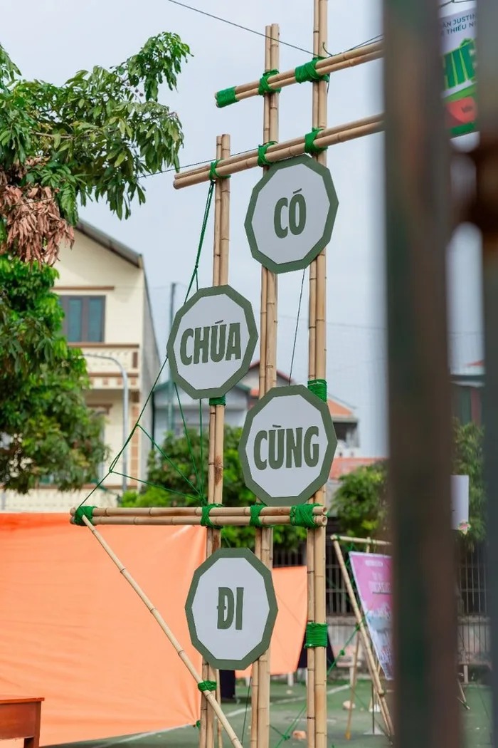 trang trí cổng trại đơn giản