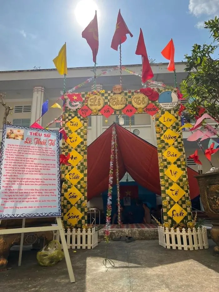 trang trí cổng trại
