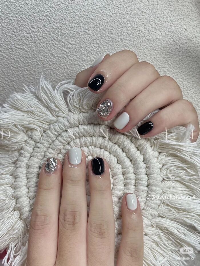nail đen trắng cute đẹp