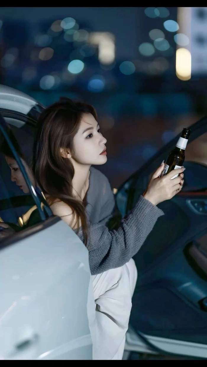 ảnh cô gái trầm tư