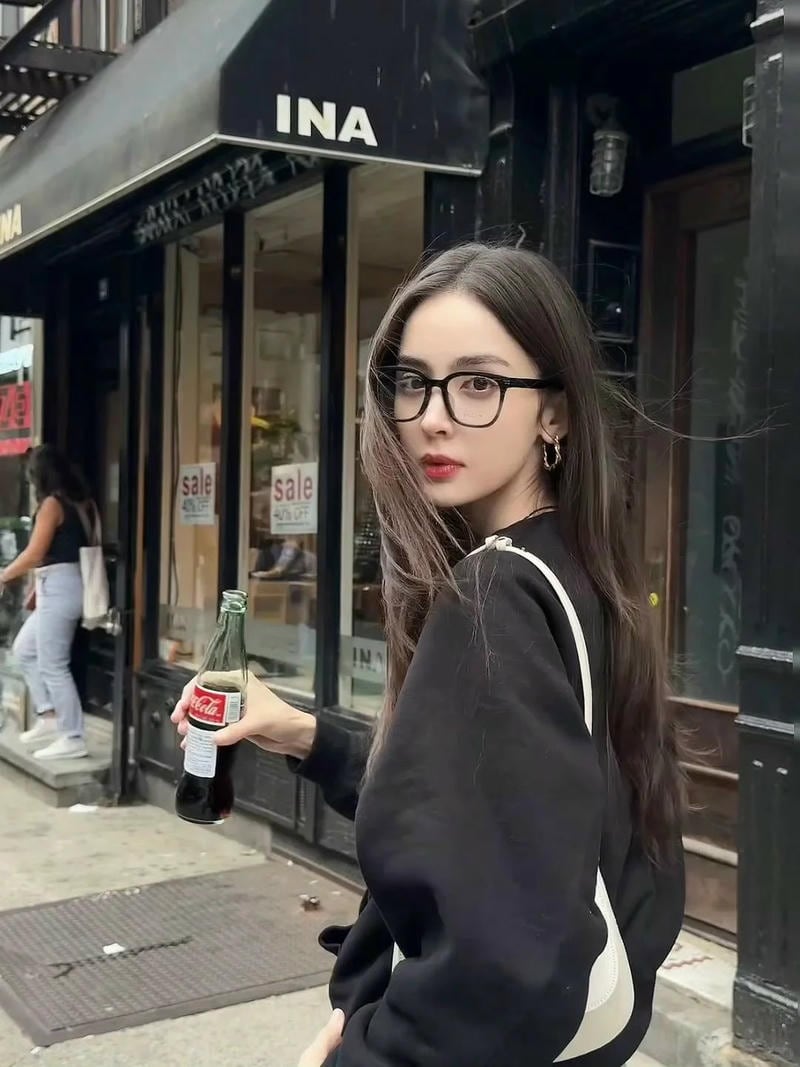 ảnh gái đeo kính