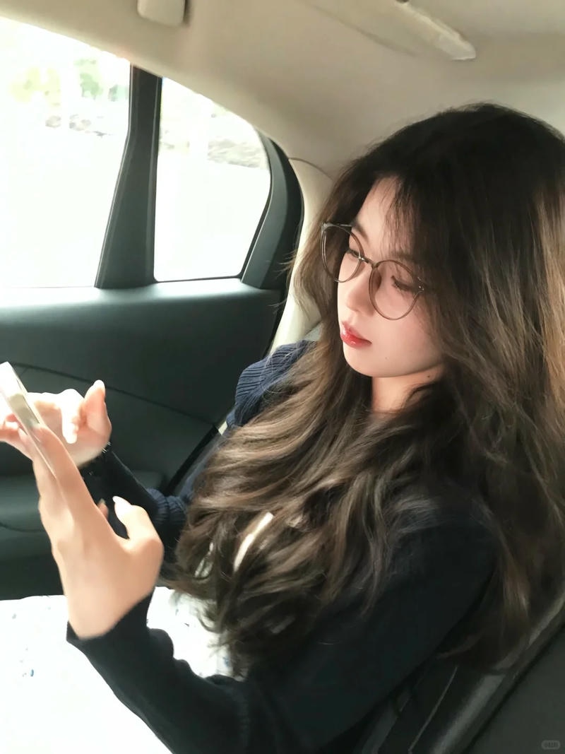 ảnh gái đeo kính chụp nghiêng