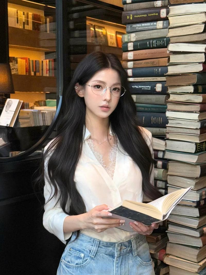 ảnh gái đeo kính dịu dàng