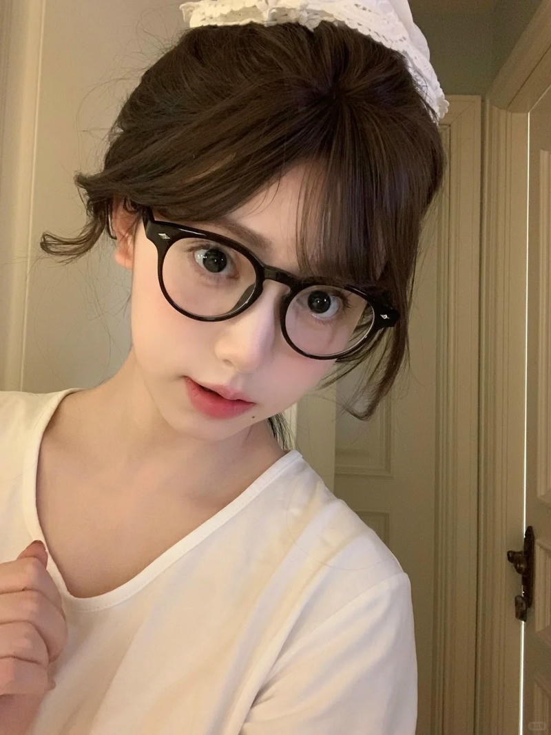 ảnh gái đeo kính ngọt ngào