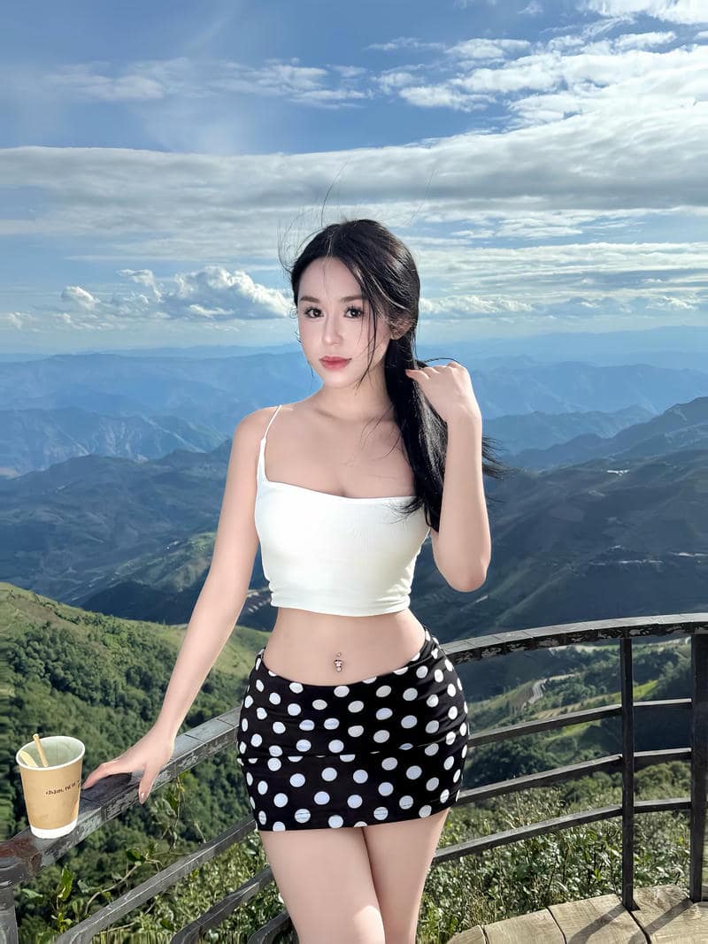 ảnh gái váy ngắn ngoài trời