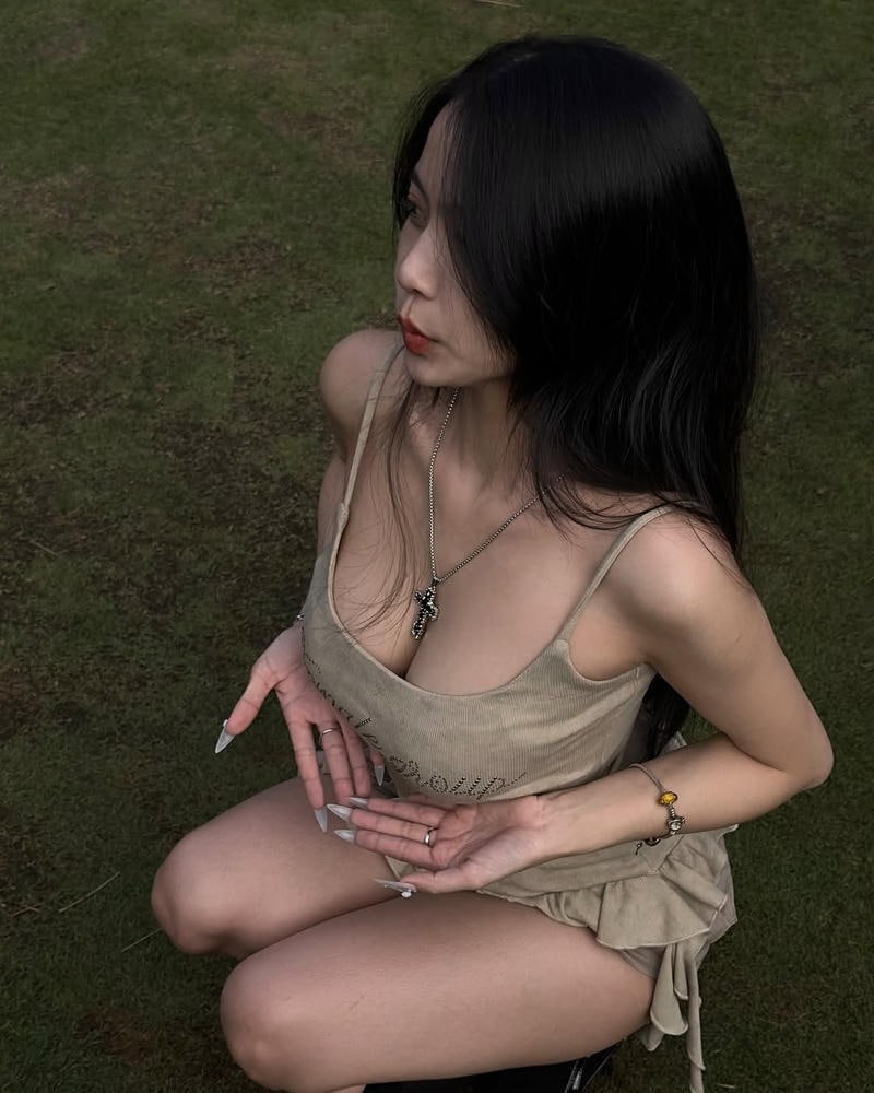 ảnh gái xinh áo hai dây khoe ngực