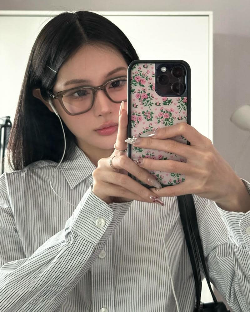 ảnh gái xinh đeo kính