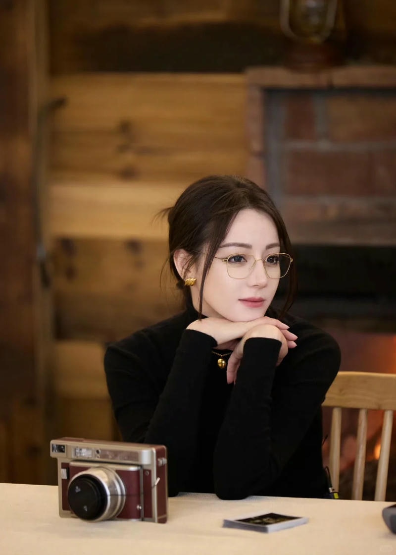 ảnh gái xinh đeo mắt kính