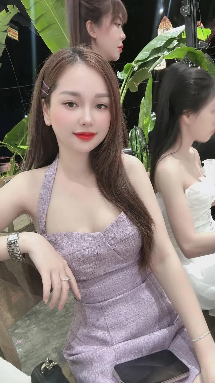 cô gái 18 tuổi duyên dáng