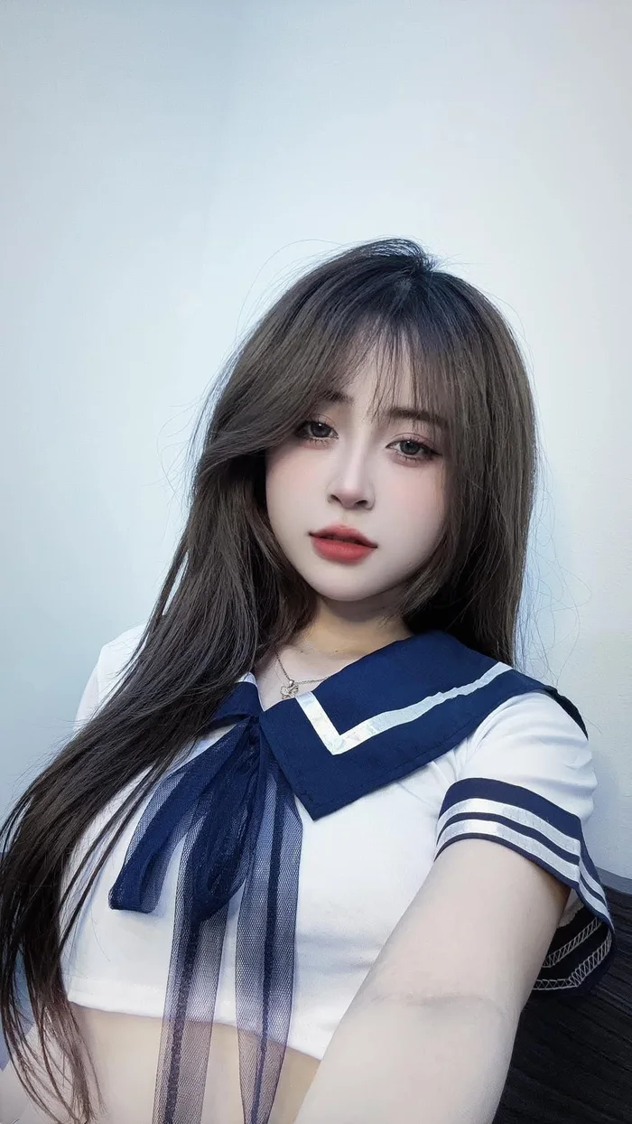 cô gái 18 tuổi xinh đẹp