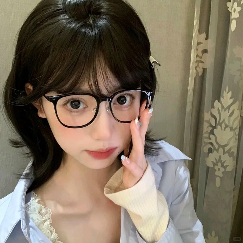 cô gái đeo kính dễ thương