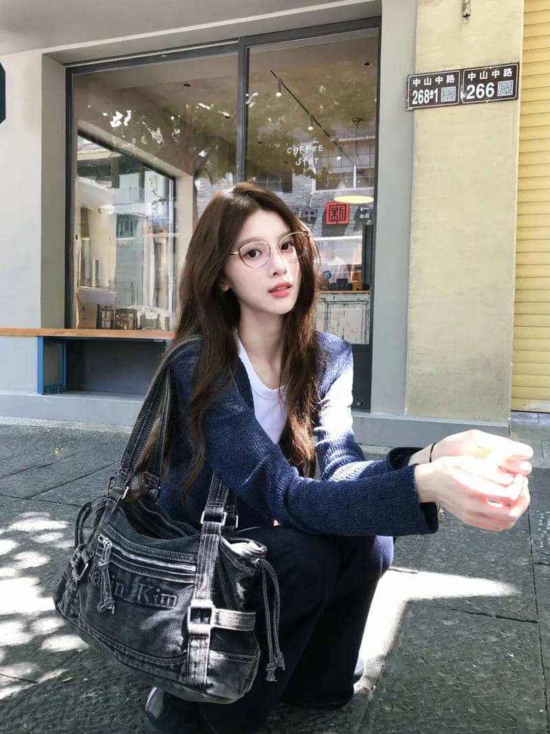 cô gái đeo kính nhẹ nhàng