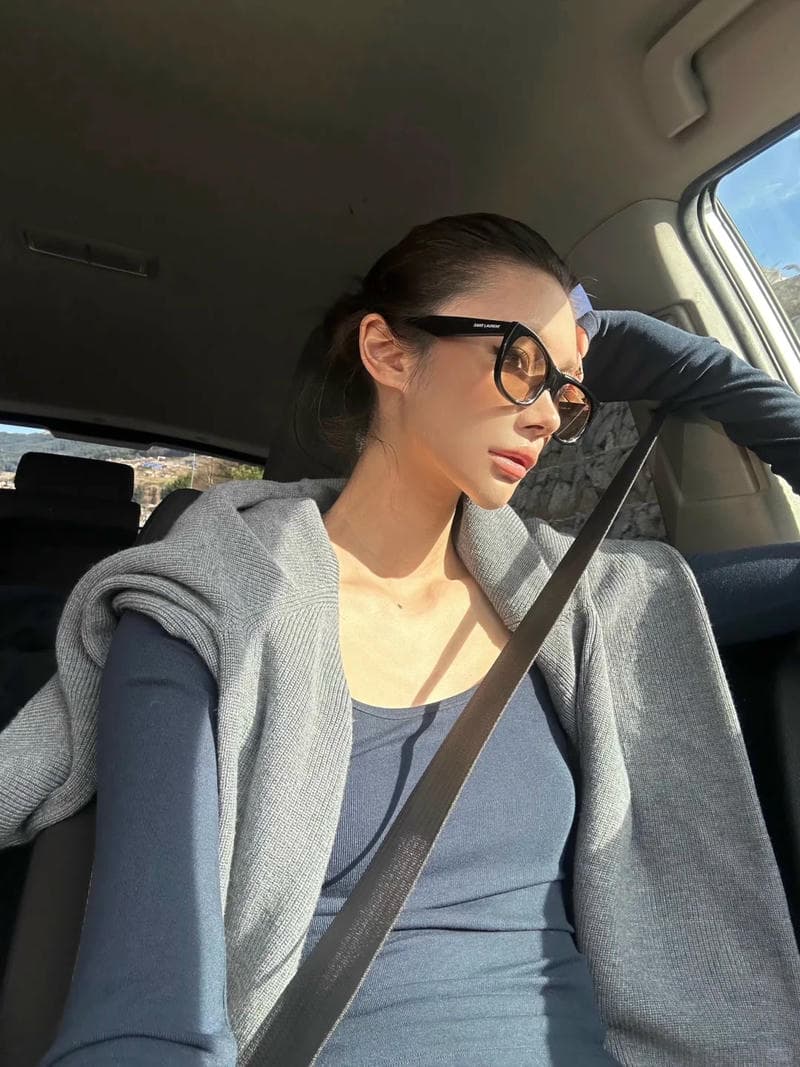 cô gái đeo kính phong cách
