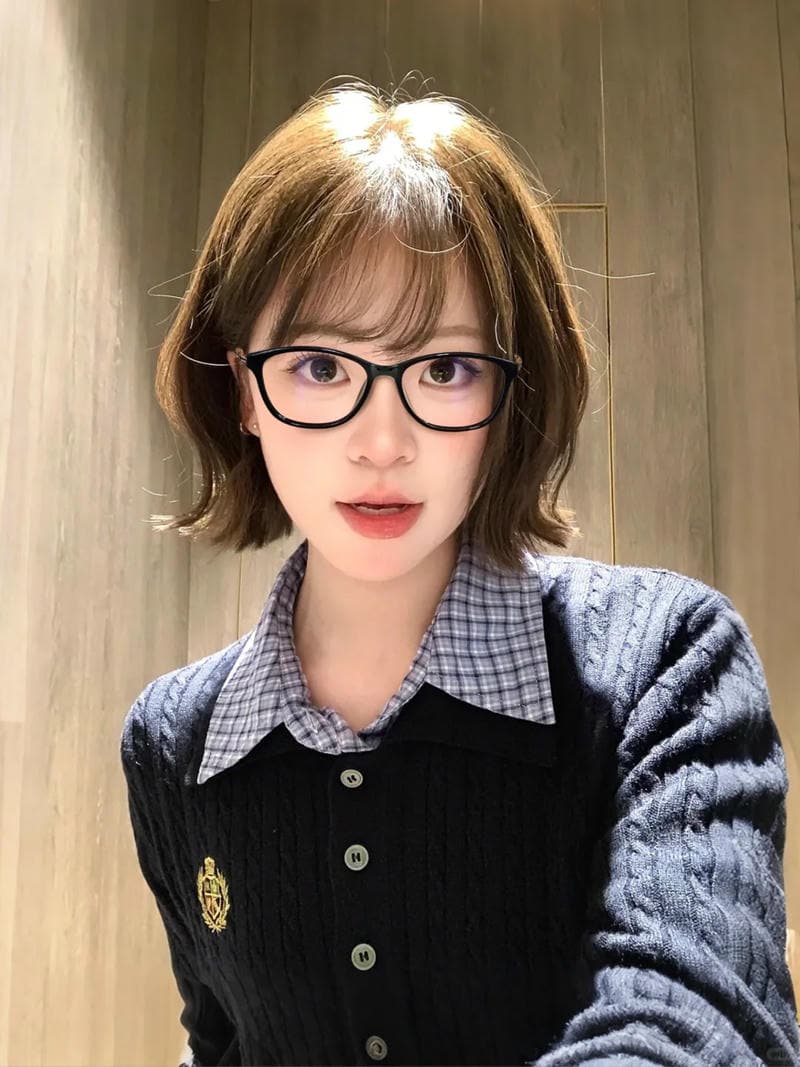 cô gái đeo kính selfie