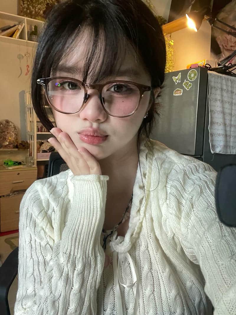 cô gái đeo kính thời trang