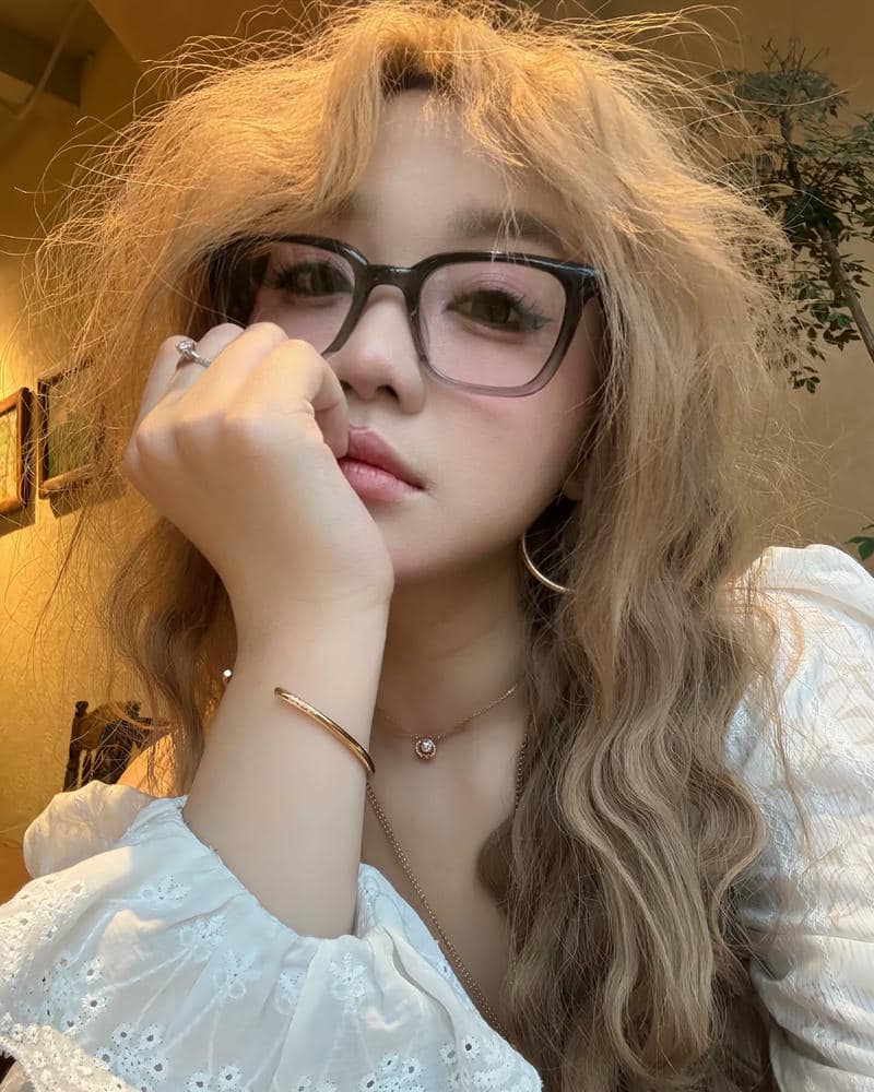 cô gái đeo kính xinh đẹp