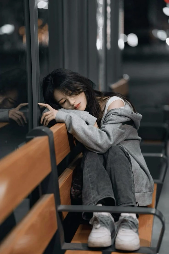 cô gái nhìn xa xăm