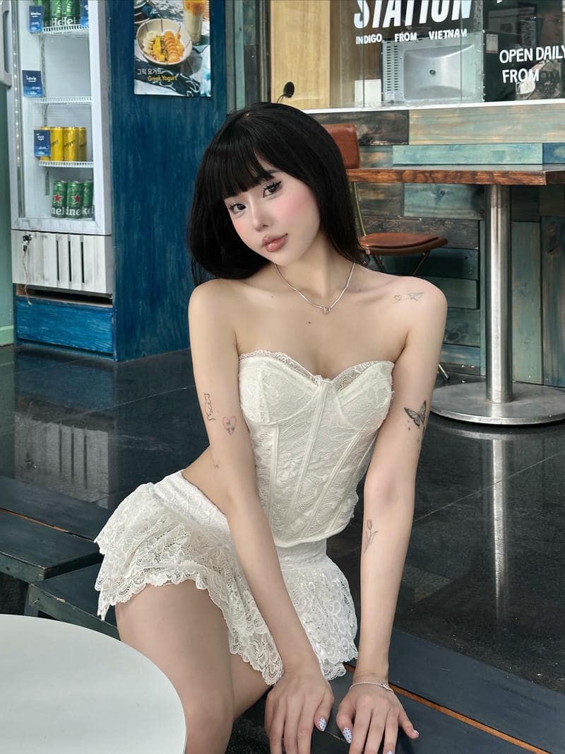 cô gái váy ngắn dễ mến