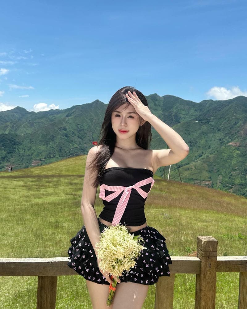 cô gái váy ngắn dễ thương