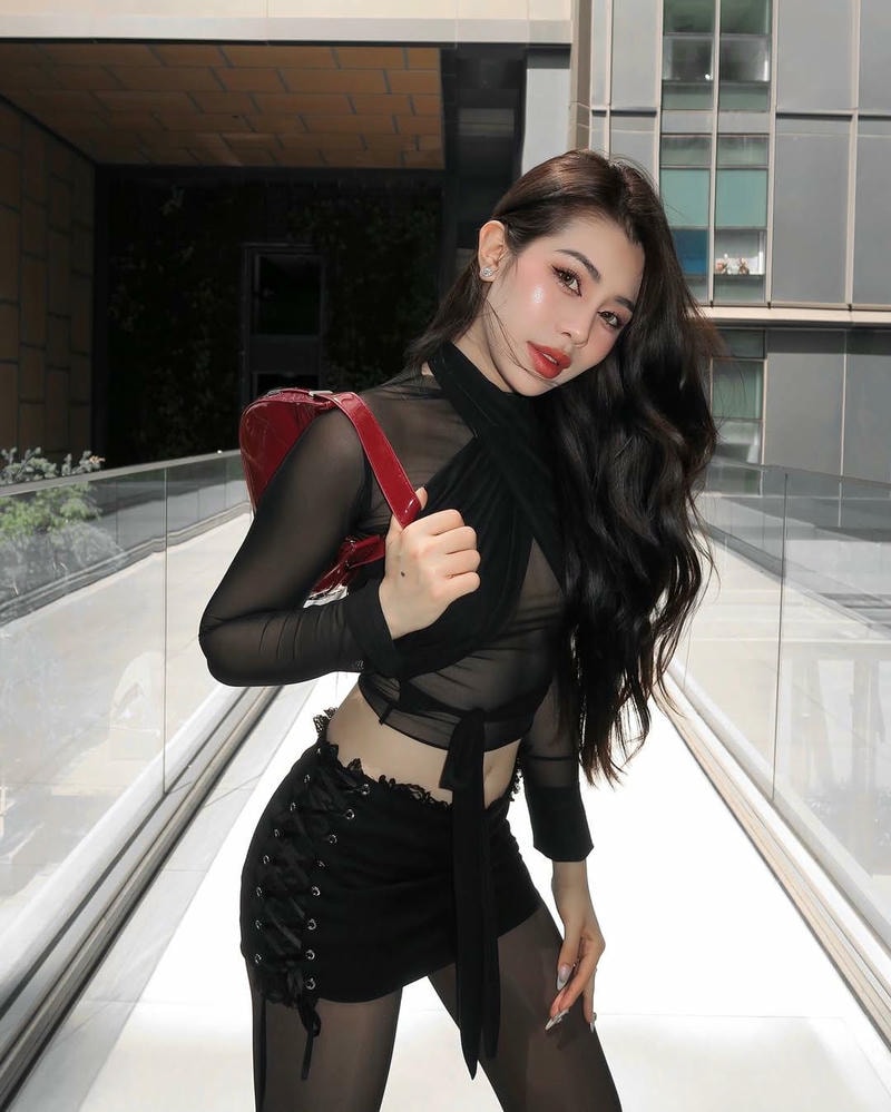 gái đẹp váy lưới đen huyền bí