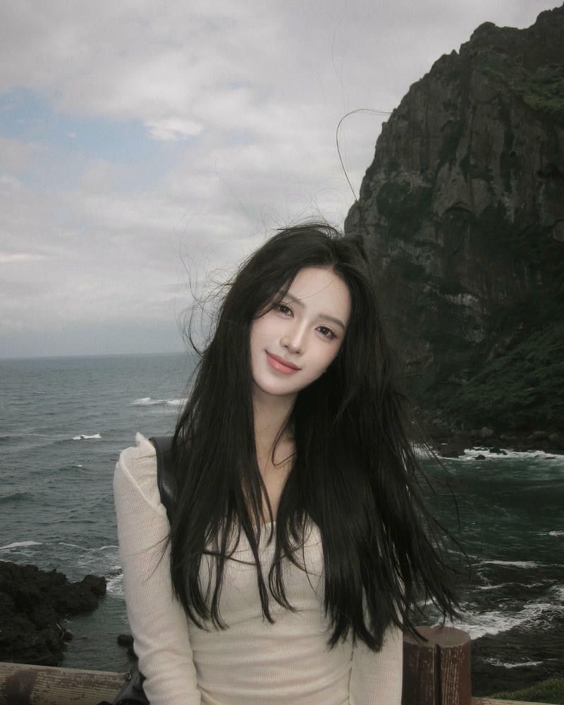 gai xinh cuoi nhin may anh