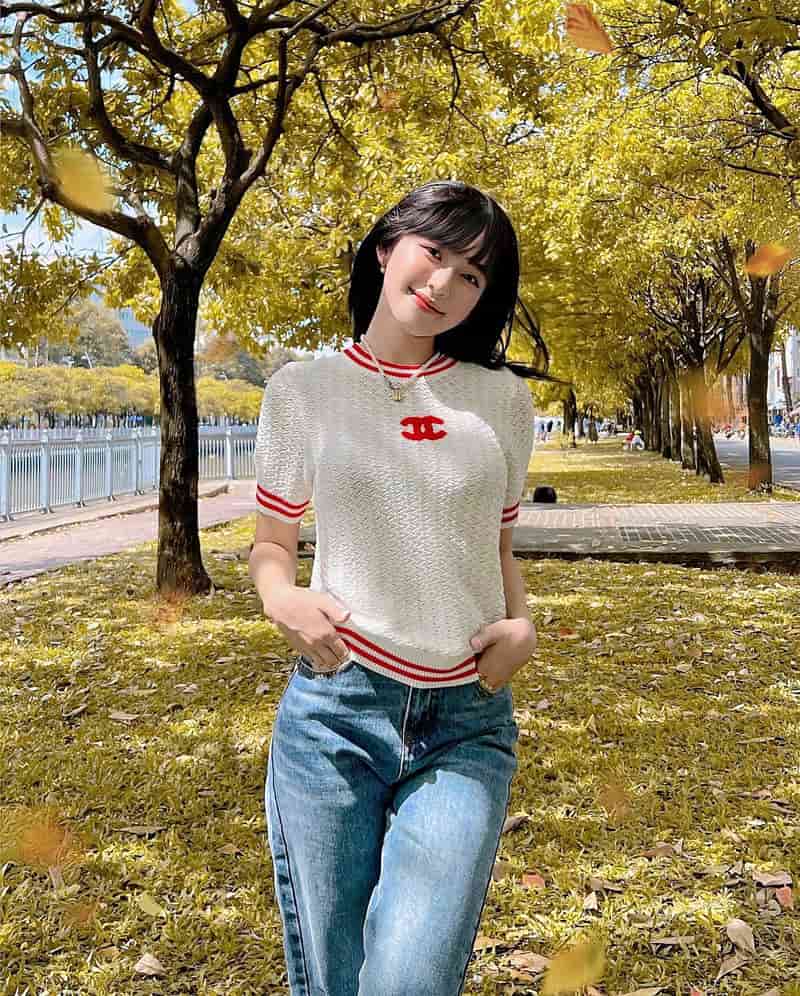 gai xinh cuoi tren pho