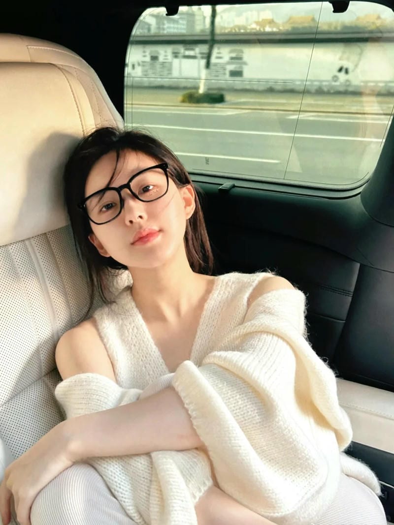 gái xinh đeo kính cute
