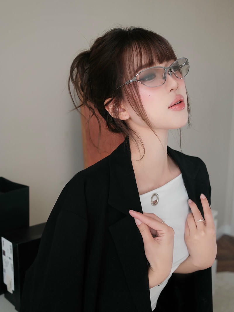 gái xinh đeo kính trắng