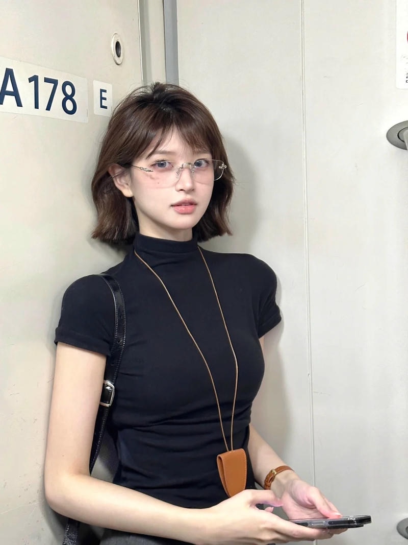 gái xinh đeo kính