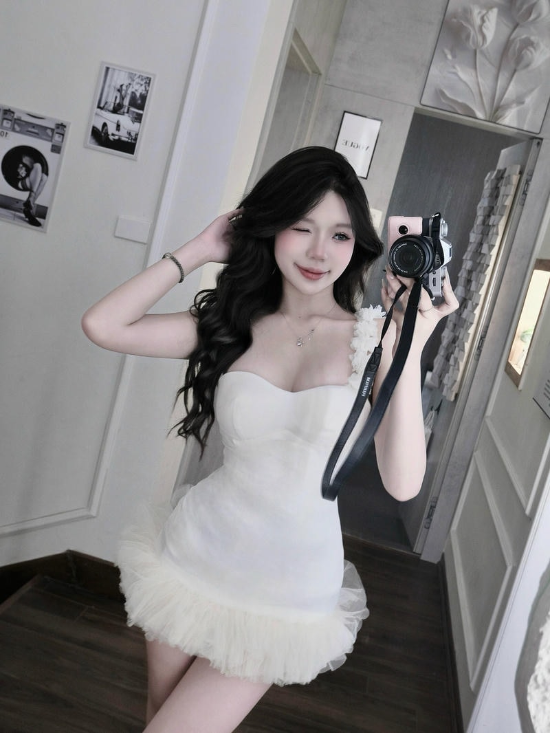 gái xinh diện váy ngắn