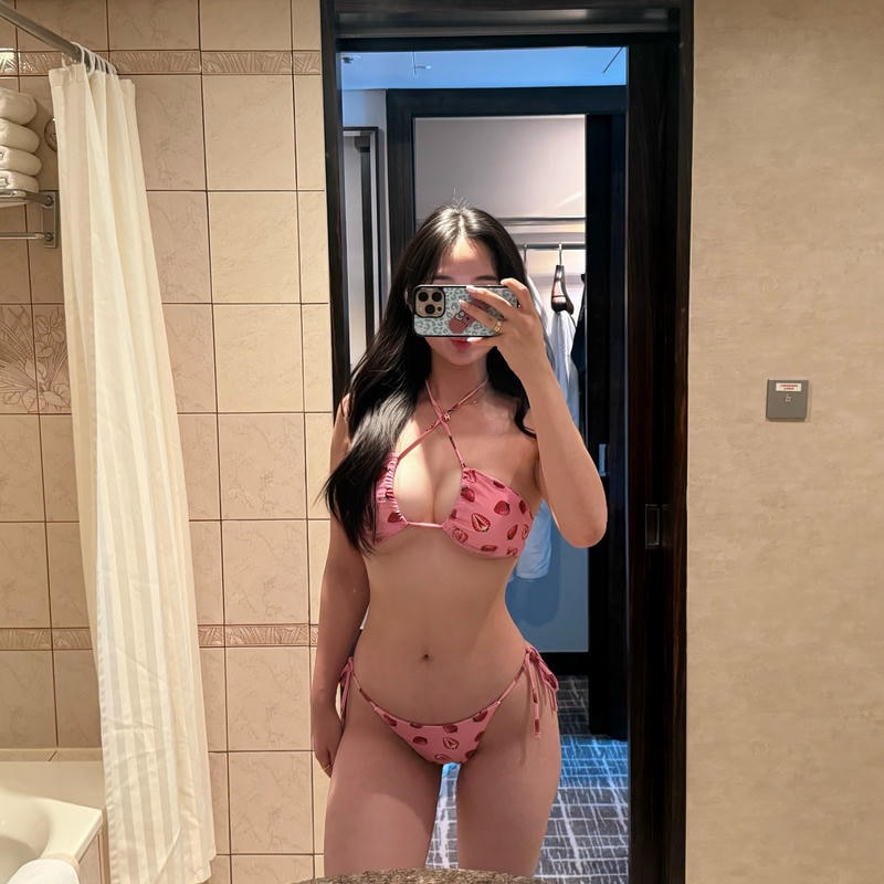 gái xinh khoe dáng với đồ pinky