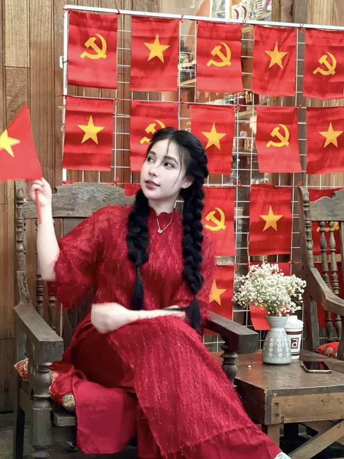 gái xinh mặc áo dài mang phong cách học sinh