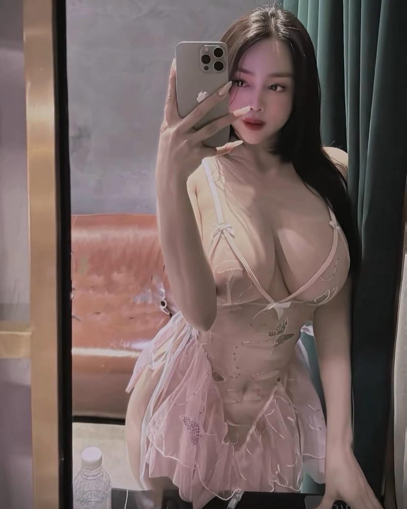 gái xinh mặc pinky mỏng