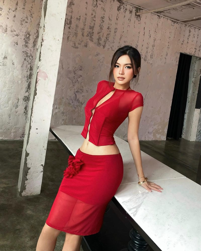 gái xinh mặc váy lưới sexy