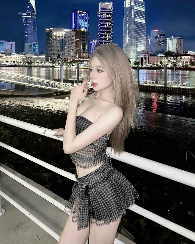 gái xinh mặc váy ngắn xếp ly