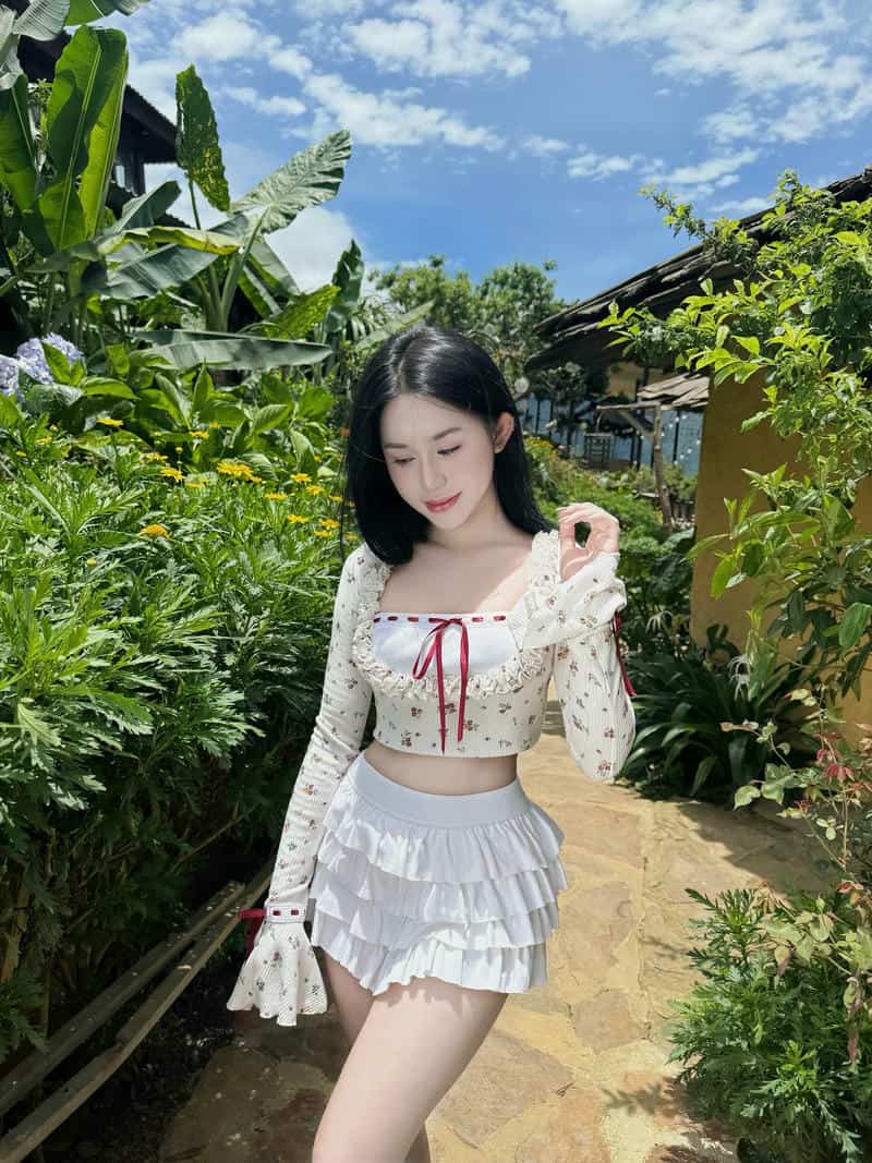 gái xinh mặc váy trắng ngắn