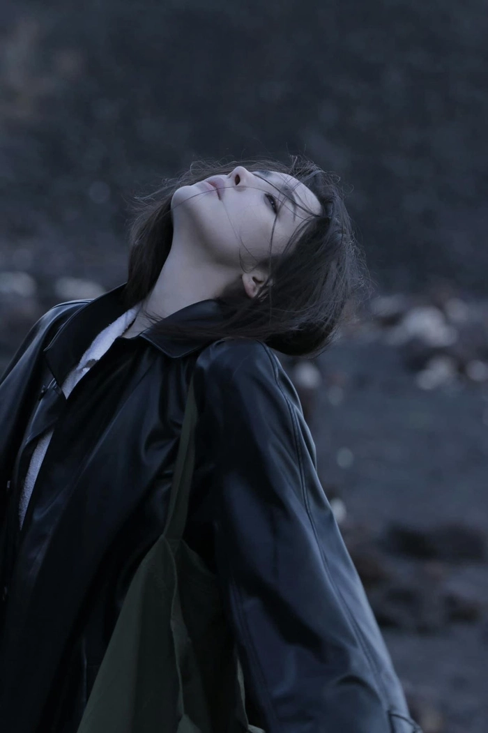 gái xinh ngồi buồn